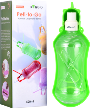 Zielona butelka Peti-to-Go 520ml dla psa z miseczką, obok pudełka z kolorowymi butelkami na wodę.