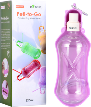 Peti-to-Go, fioletowa butelka podróżna dla psa 520ml z miseczką, obok opakowania produktu.