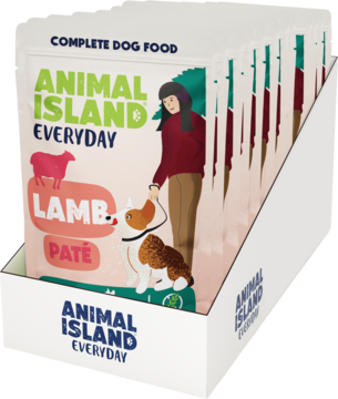 Pojedyncze saszetki karmy dla psa Animal Island Lamb Paté w białym standzie ekspozycyjnym, widok z przodu.