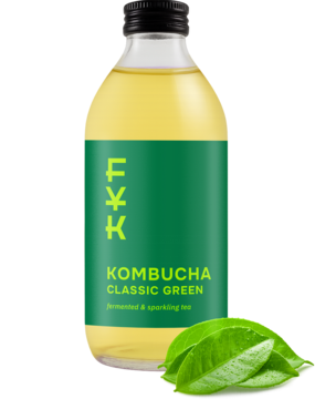 Kombucha F Y K Classic Green w szklanej butelce z zieloną etykietą, jasnozielony napój, obok świeże liście herbaty.