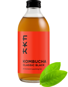 FOREVER YOUNG KOMBUCHA Classic Black, fermentowana herbata, butelka z czerwoną etykietą, widok z przodu, zielone liście.