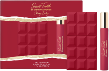 Zestaw Sabrina Carpenter Sweet Tooth Cherry Baby EDP: czerwone opakowanie z motywem czekolady, flakon, atomizer.