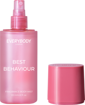 Różowy, lśniący spray do ciała Everybody London Best Behaviour Fragrance Body Mist, z przodu, z odłożoną nakrętką.