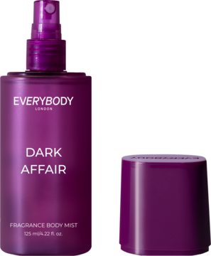Fioletowa mgiełka do ciała EVERYBODY LONDON Dark Affair 125 ml z atomizerem, obok odkręcona nakrętka.