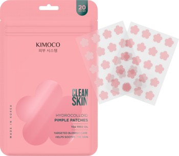 Różowe opakowanie Kimoco Clean Skin Hydrocolloid Pimple Patches z olejkiem herbacianym, obok dwa arkusze plastrów-kwiatów.