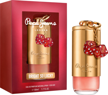 Widok złotej butelki perfum Pepe Jeans Bright So Lucky for Her z brelokiem czerwonych kostek i czerwonym opakowaniem.