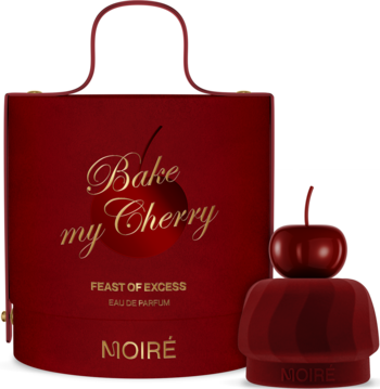 Bake my Cherry damska woda perfumowana. Czerwone pudełko i flakon-deser z wiśnią, na czarnym tle.