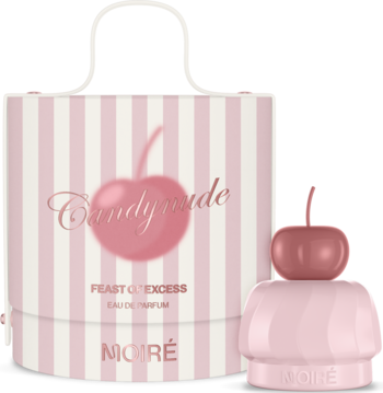 Candynude Pink Marshmallow, różowy flakon z wiśnią, obok walcowate pudełko w paski z różowym napisem i wiśnią.