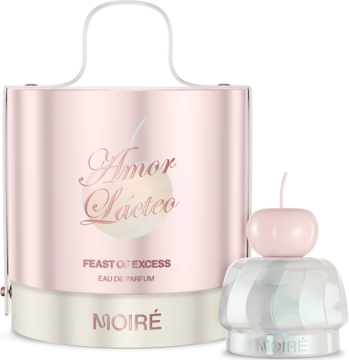Moiré Amor Lácteo damska woda perfumowana, perłowa butelka z wiśniową nakrętką obok jasnoróżowego pudełka.