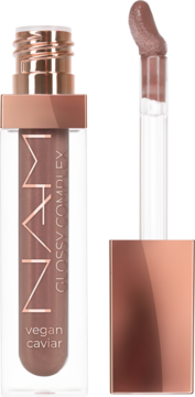 NAM Glossy Complex płynny balsam do ust nude z wegańskim kawiorem. Otwarta butelka z miedzianym aplikatorem.