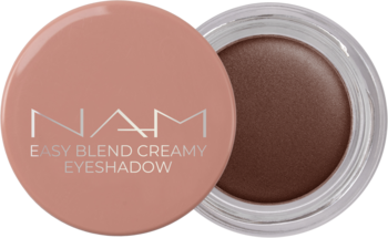 NAM Easy Blend kremowy cień do powiek. Otwarty słoiczek z brązowym cieniem i brzoskwiniową zakrętką z napisem.