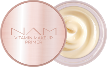NAM Vitamin Makeup Primer, otwarty słoiczek z żółto-białym kremem, widoczne logo na różowozłotej nakrętce, zbliżenie.