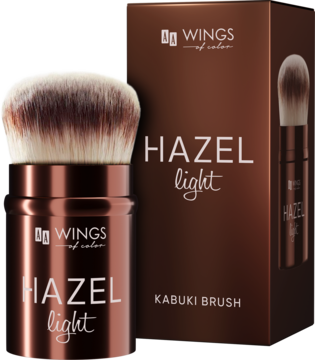 Wings of Color HAZEL light kabuki brush do bronzera, z brązowym metalicznym uchwytem i gęstym włosiem, obok pudełka.
