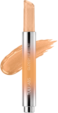 Nawilżający TULI LABS Glossy Lip Balm w srebrnej tubce, otwarty, ze sztyftem koloru nude i swatche.
