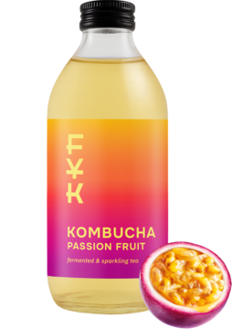 Pionowa butelka FOREVER YOUNG Kombucha Passion Fruit, żółty napój, gradientowa etykieta, obok przekrojona marakuja.