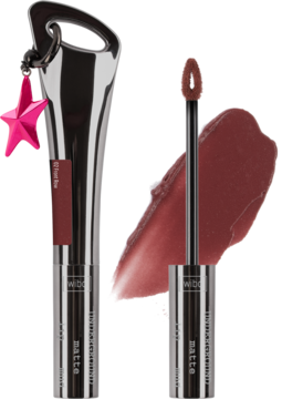 Matowy balsam do ust w srebrnej tubce z różową gwiazdką, obok otwarty aplikator i intensywny swatch koloru.