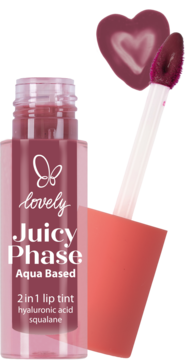 lovely Juicy Phase Aqua Based 2 in 1 lip tint, otwarta butelka z bordowym aplikatorem w kształcie serca, czarne tło.