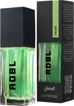 ADBL Spirits Car Perfume FAME, butelka z zielonym płynem obok czarnego pudełka z zielonym akcentem.
