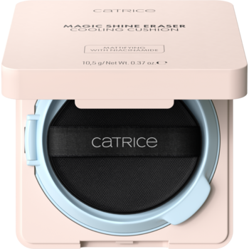 Otwarty Catrice Magic Shine Eraser Cooling Cushion, jasnoróżowy kompakt z czarnym aplikatorem i niebieskim wkładem.