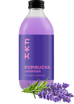 FOREVER YOUNG KOMBUCHA Lavender w butelce, jasnofioletowy napój, obok fioletowe gałązki lawendy.