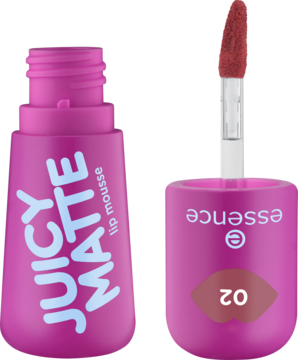 essence JUICY MATTE 02 Featherlight Pink lip mousse. Różowe opakowanie, obok otwarty z aplikatorem w kolorze brudnego różu.