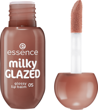essence milky GLAZED glossy lip balm 05 Latte-tude, średni brąz, otwarte opakowanie z aplikatorem.