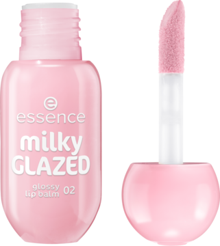 essence milky GLAZED 02, jasnoróżowy balsam do ust z aplikatorem obok, na białym tle.