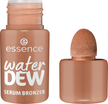 essence Water DEW serum bronzer w brązowej butelce z jasnym wieczkiem, obok gąbkowy aplikator.