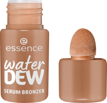 Essence Water DEW Serum Bronzer: mała brązowa butelka z białym wieczkiem, obok aplikator gąbkowy.
