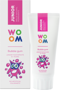 Białe pudełko i tubka WOOM JUNIOR Bubble Gum pasty 6+, z różowymi detalami i rysunkiem potworka.