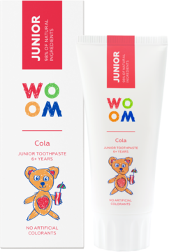 WOOM JUNIOR COLA pasta do zębów, białe opakowanie i tubka dla 6+ lat, z misiem i logo, widok z przodu.
