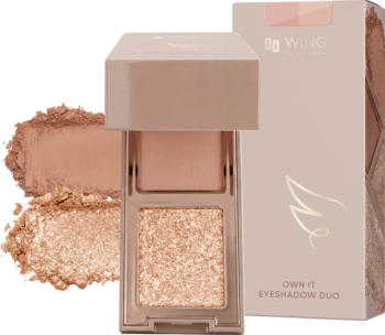 Own It Eyeshadow Duo: kompakt z dwoma cieniami (mat i blask) w ciepłych odcieniach beżu, obok rozproszony puder i pudełko.