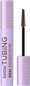 Jasnofioletowa maskara Better Tubing 30H Lengthening, otwarta tuba z wyjętą brązową szczoteczką na białym tle.