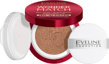Otwarty, czerwony Eveline Wonder Match Cushion Foundation, kryjący podkład z beżowym wkładem i białym puszkiem obok.