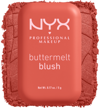 Koralowo-czerwony róż NYX Buttermelt Blush w prostokątnym opakowaniu na tle rozproszonego pudru.