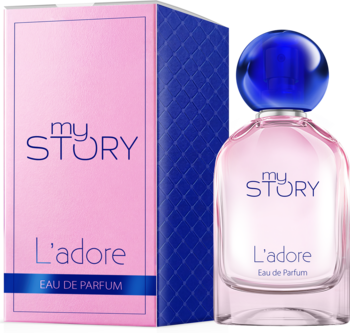 Różowa woda perfumowana MY STORY L'adore w kartoniku i butelce z niebieską nakrętką, widok z przodu.