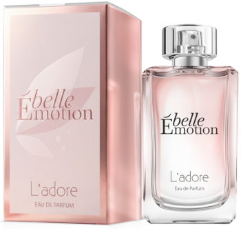 Eleganckie perfumy Ébelle Emotion L'adore w jasnoróżowym, błyszczącym pudełku i butelce, widok z przodu.