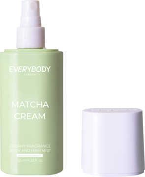 Everybody Matcha Cream mgiełka do ciała i włosów, jasnozielona butelka z białym atomizerem, nakrętka obok.