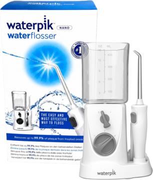 Irygator Waterpik WF-310 NANO, biały, z przezroczystym zbiornikiem, obok niebiesko-białego opakowania.