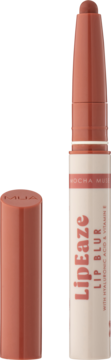 MUA LipEaze Lip Blur Mocha Me, pomadka z kwasem hialuronowym, z wysuniętym sztyftem i obok zdjętą skuwką.
