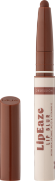 Brązowy Lip Blur MUA LipEaze w sztyfcie, z odkrytą końcówką, obok leży skuwka.
