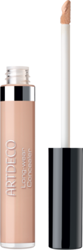 Artdeco Long Wear Concealer Soft Peach w jasnobeżowej tubce ze srebrną opaską, z wyjętym aplikatorem gąbeczkowym.