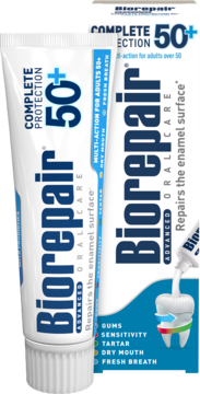 Biorepair Complete Protection 50+ pasta, biała tubka z gradientem niebiesko-zielono-czerwonym. Widoczny przód produktu z pudełkiem.