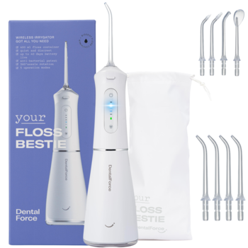 Biały bezprzewodowy irygator DentalForce Floss Bestie w zestawie z fioletowym pudełkiem i dyszami.