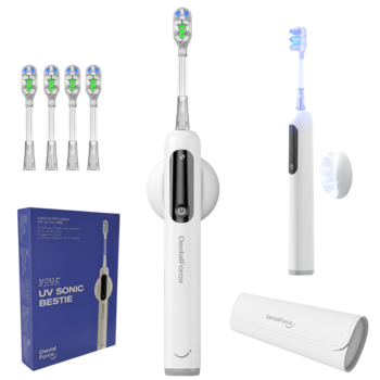 Biały zestaw sonicznej szczoteczki DentForce UV: dwie rączki, 4 końcówki, sterylizator, etui i pudełko.