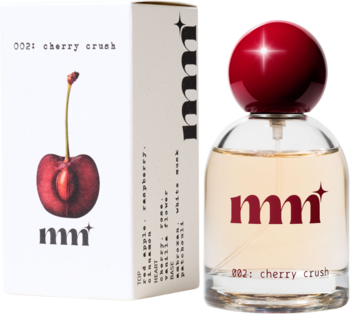 Perfumy Milky Mane 002: Cherry Crush w szklanej butelce z czerwoną zakrętką i białym pudełkiem z grafiką wiśni, na czarnym tle.