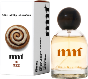 Perfumy do włosów i ciała Milky Mane x Sky 004 Milky Cinnabun. Butelka i pudełko z grafiką cynamonowej bułeczki.
