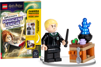 Książka LEGO Harry Potter Magiczne Lekcje i figurka Draco Malfoya z różdżką, obok stół do eliksirów z niebieską miksturą.