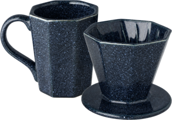 Eloy Kubek z driperem ceramiczny, ciemnoniebieski z białymi plamkami, fasetowany, widok z przodu.