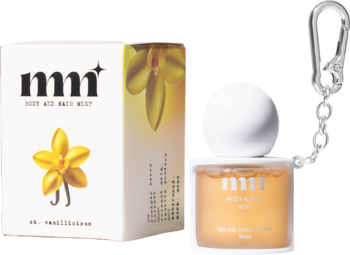 Mnn Vanilla Cream body and hair mist. Białe pudełko z grafiką wanilii i bursztynowa butelka z brelokiem.
